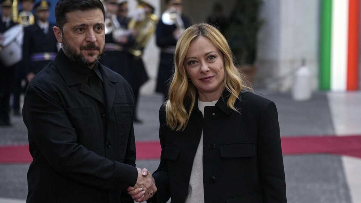 Immagine di FdI in un dossier rinnova il sostegno a Kyiv. E avverte la Lega: “E’ nel programma”