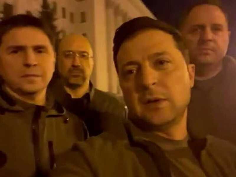 Zelensky non fuggì da Kyiv e il 25 febbraio 2022, in piedi sulla via Bankova, registrò il suo video più celebre: “Siamo tutti qui” <br />