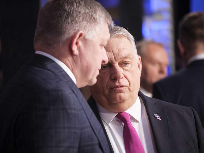 Il premier slovacco Fico (a sinistra) incontra l'ungherese Orb&aacute;n prima del vertice informale Ue al Castello di Alden Biesen (Thierry Monasse/Getty)&nbsp;<br />