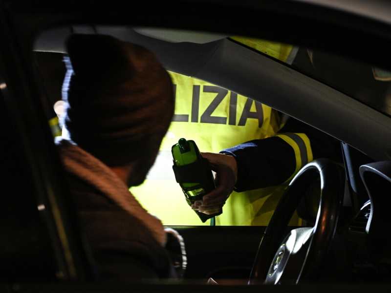Controllo di polizia con etilometro (Ansa)