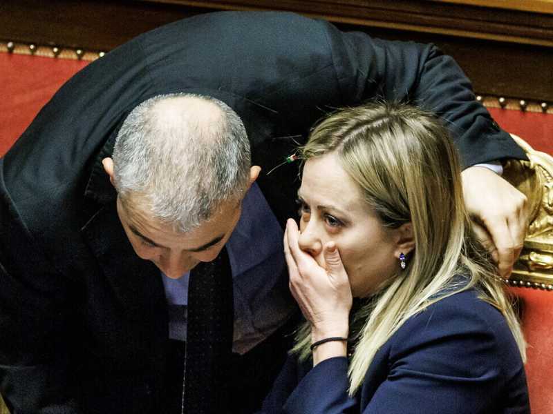 L'Arci Fazzolari: "L'Ucraina nella Ue. Il referendum? In Russia non c'è separazione della carriere. Vannacci, scelga". Il problema Orban