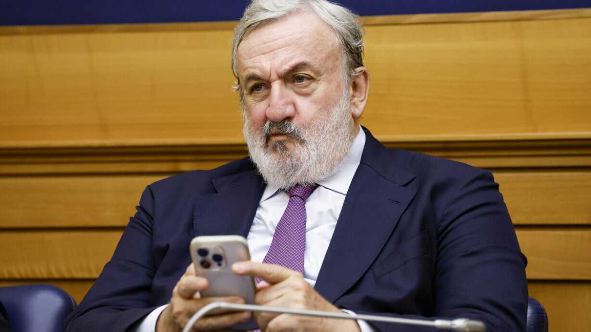 Immagine di Né consulente né magistrato: la vita sospesa di Emiliano (abbandonato dal Pd)