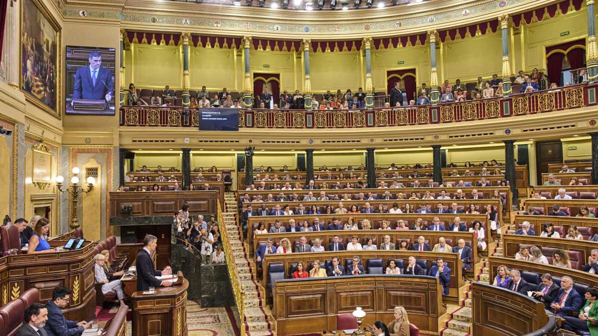 Immagine di Julio Iglesias, Adolfo Suárez, Psoe, Pp e Podemos. In Spagna è tutti contro tutti sulle accuse sessuali