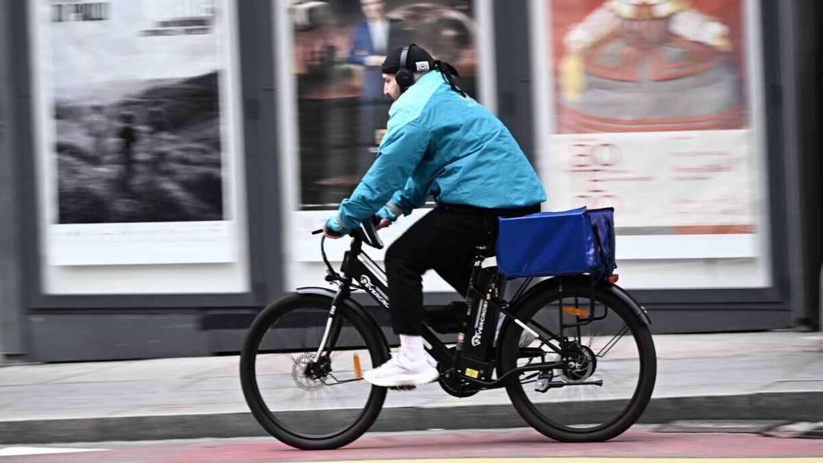 Immagine di Ichino: “Per i rider il salario minimo non serve: c'è già. Serve cambiare le norme”