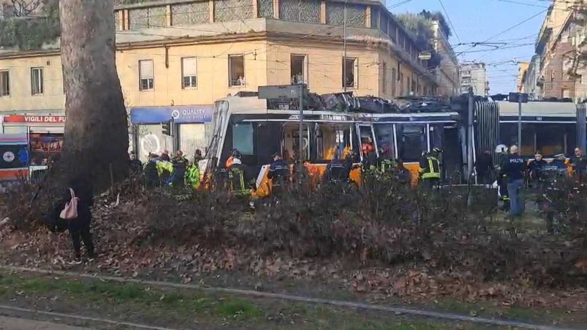Immagine di A Milano è deragliato un tram. Ci sono morti e diversi feriti