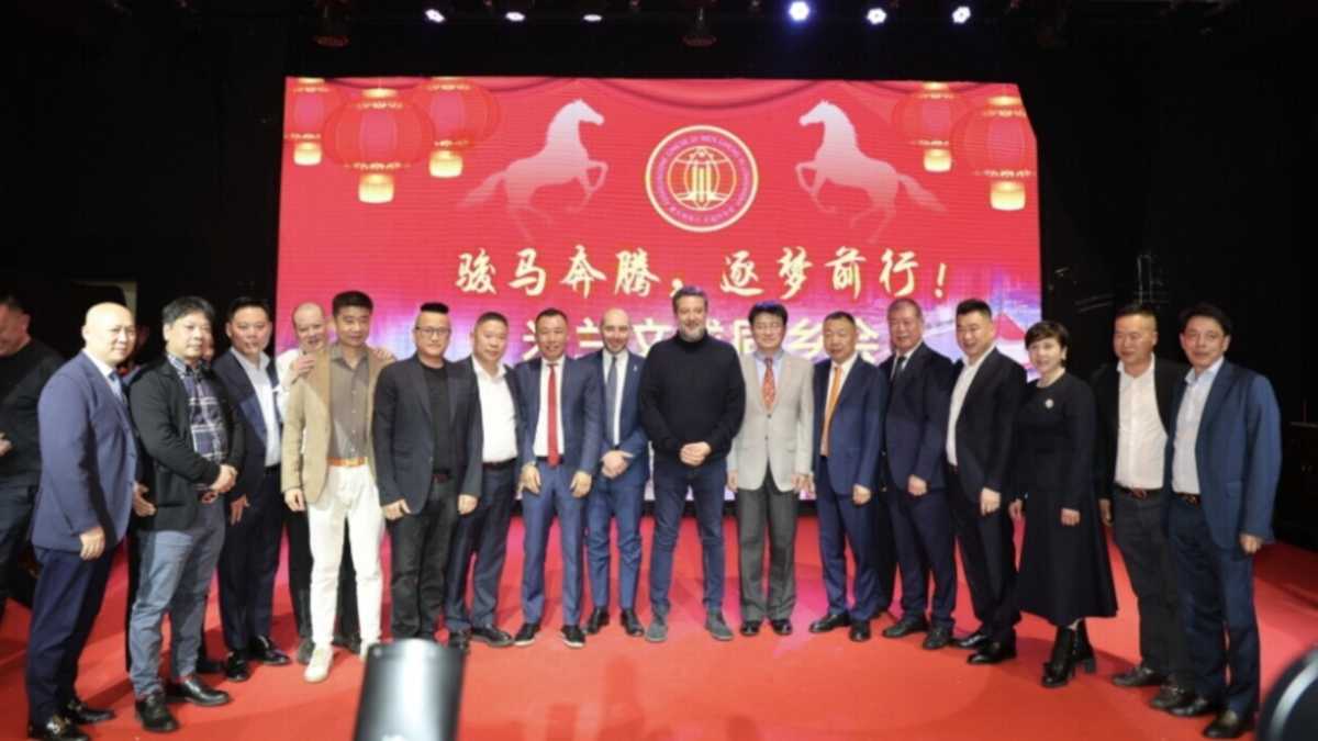 Immagine di Salvini al gala del Fronte unito cinese a Milano, una settimana dopo l’hackeraggio alla Digos