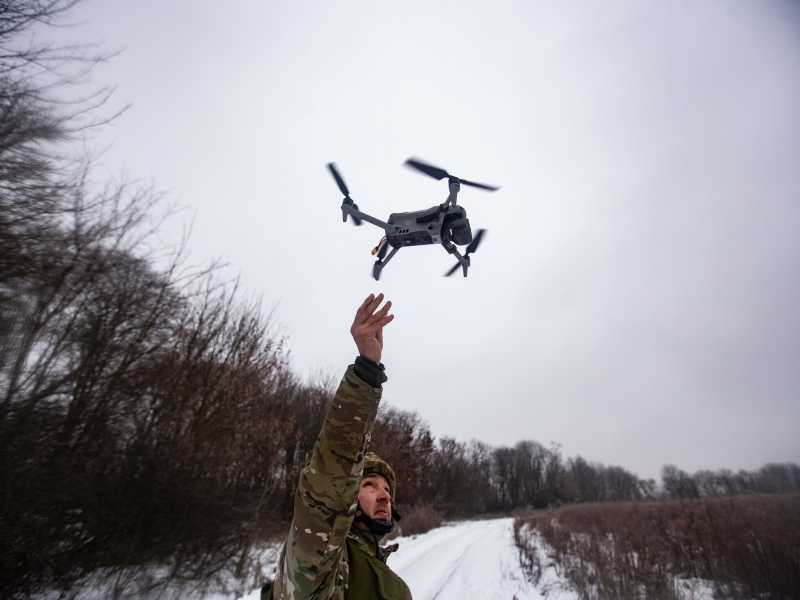La guerra la vince chi è più veloce a innovare. Le regole dei droni in Ucraina