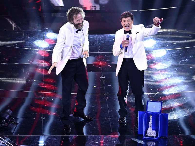 Gianni Morandi e Jovanotti festeggiano dopo aver vinto il premio per la migliore cover al teatro Ariston durante il Festival nel 2022 (foto ANSA)