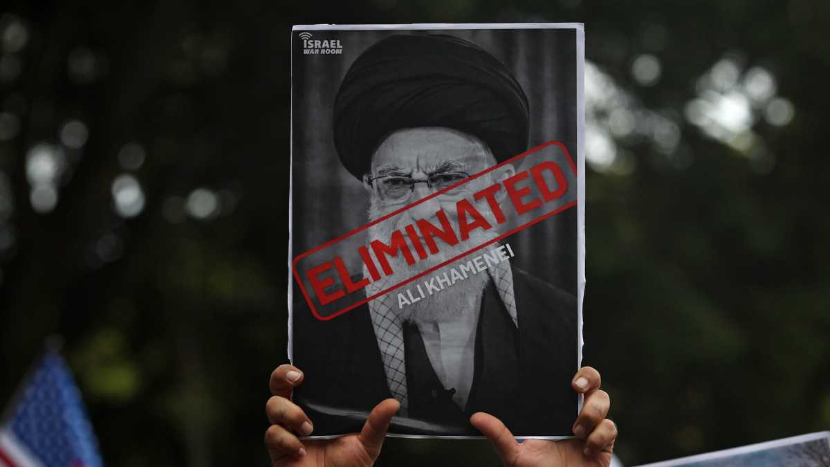 Immagine di Teheran promette vendetta e prepara la successione