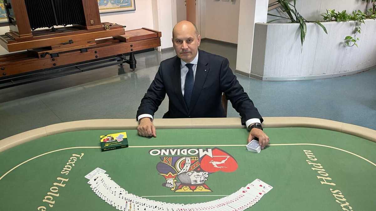 Immagine di Stefano Crechici racconta: “Modiano, la storia d’Italia nelle carte da gioco”