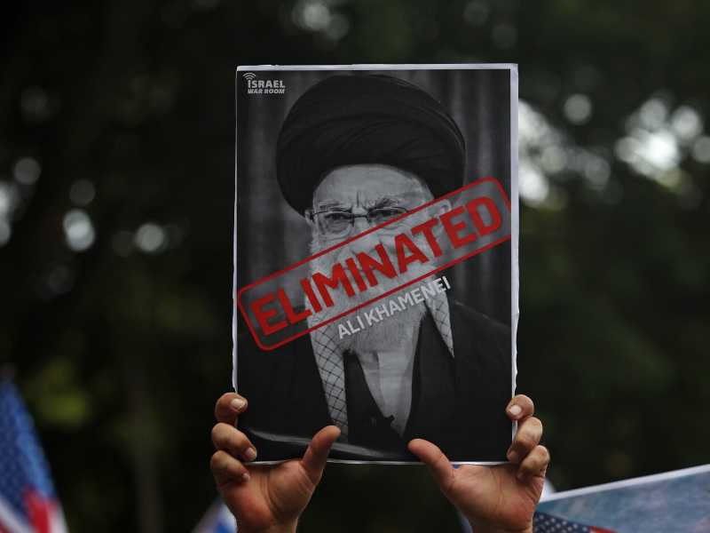 Teheran promette vendetta e prepara la successione