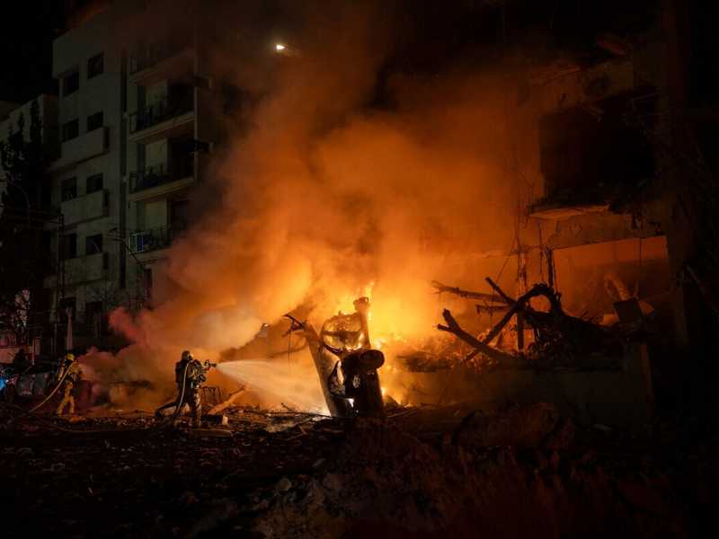 Un incendio dopo l'attacco missilistico iraniano nel centro di Tel Aviv (Foto di Erik Marmor/Getty Images) <br />