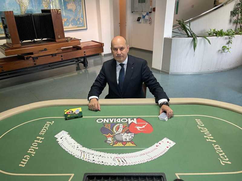 Stefano Crechici racconta: “Modiano, la storia d’Italia nelle carte da gioco”