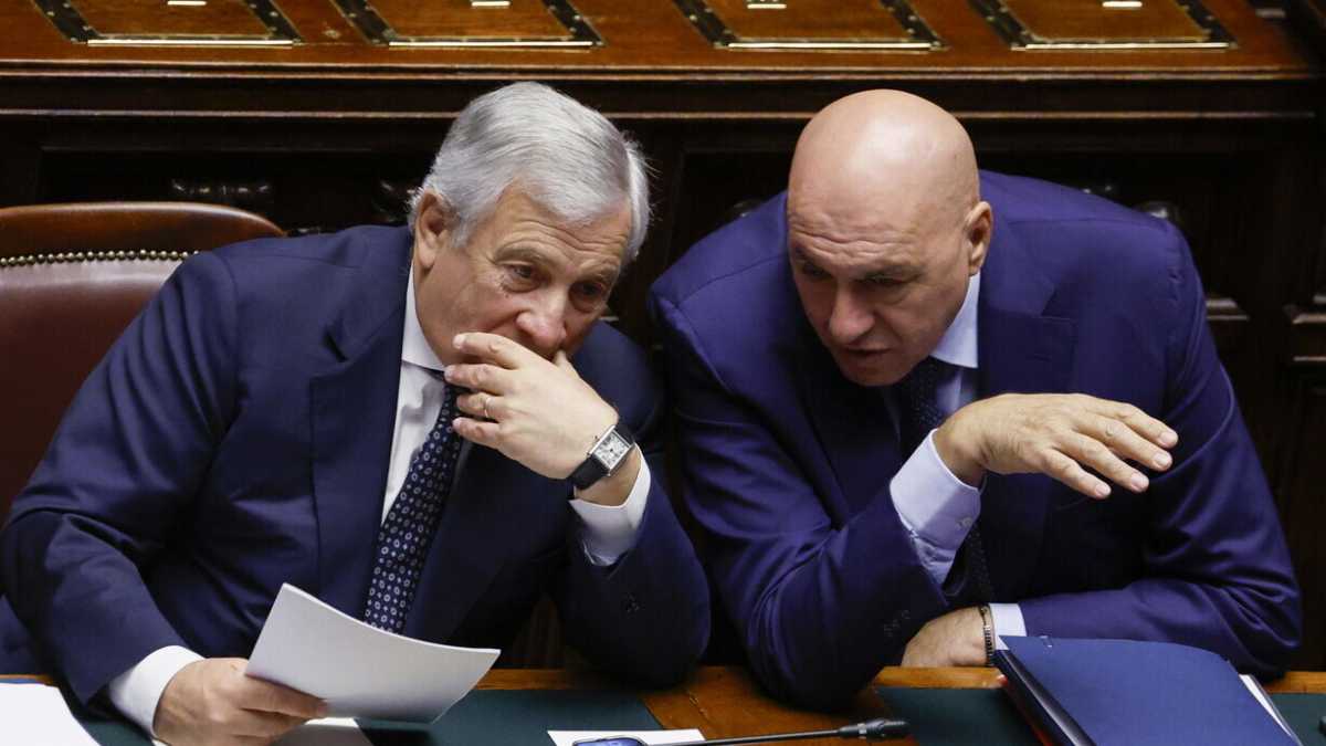 Immagine di Crosetto: "Bloccato a Dubai per mia scelta. Avrò sbagliato come ministro, chiedo scusa". Scontro Conte-Tajani