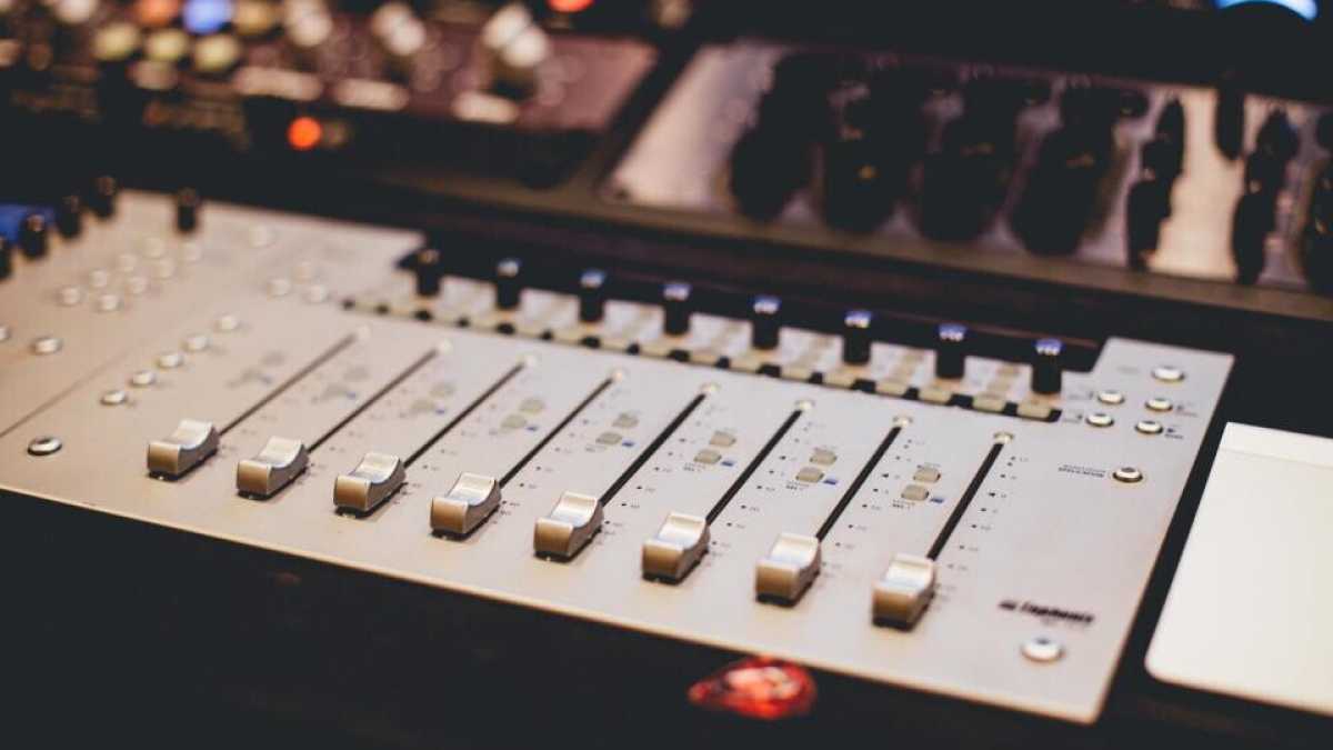 Immagine di Il mago dei suoni: il laboratorio di Maurizio Biancani