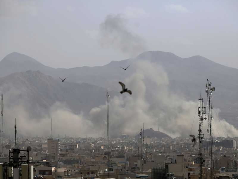 Il fumo si alza sul centro di Teheran dopo la seconda ondata di attacchi aerei israeliani (Fatemeh Bahrami/Anadolu/Getty Images)&nbsp;<br />