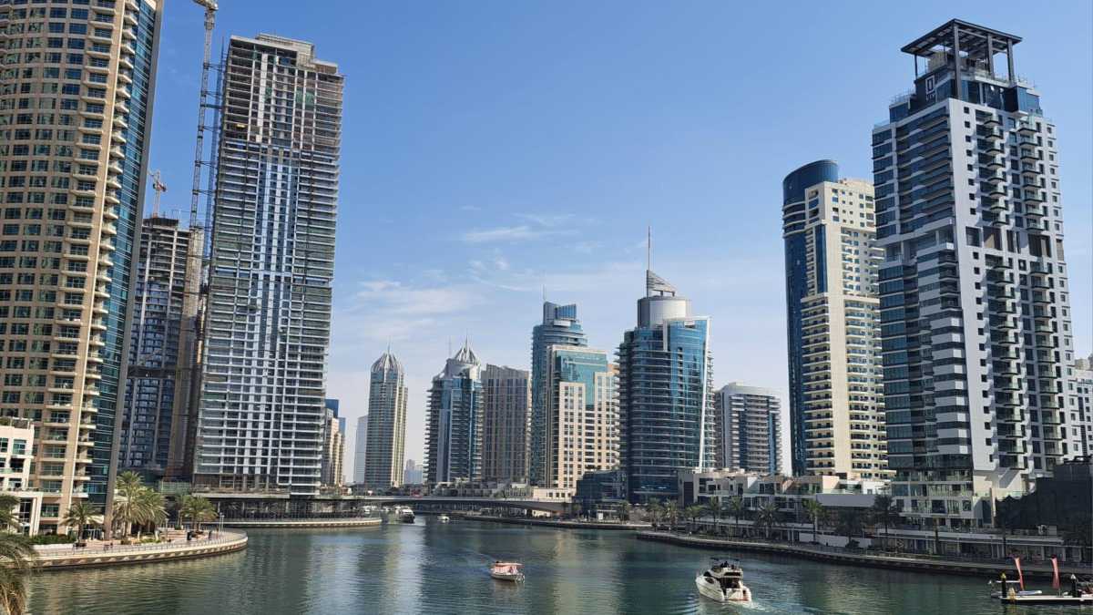 Immagine di Influencer, turisti e cioccolatai: chi è e chi non è nell’Emirato da cinepanettone