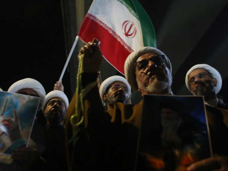 Proteste vicino all'ambasciata americana a Baghdad. Foto Ansa<br />