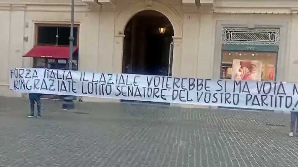 Immagine di La protesta dei tifosi della Lazio contro Lotito ci dice qualcosa sullo stato della nostra democrazia