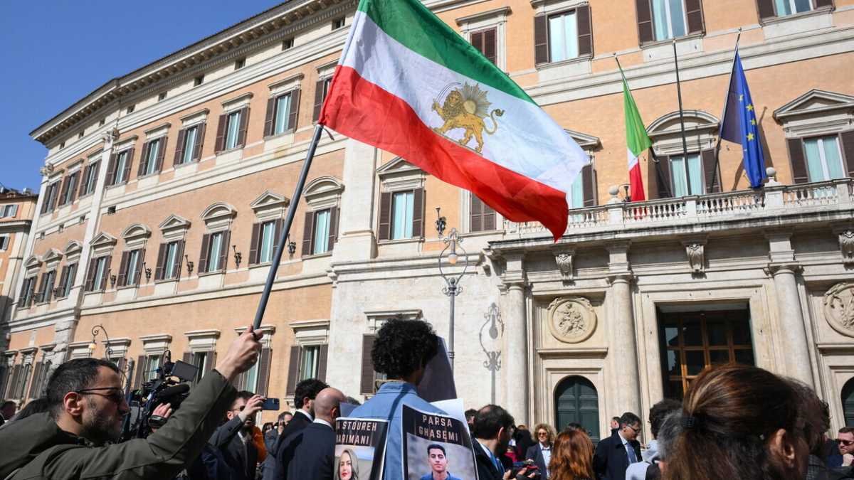 Immagine di Una, doppia e trina, la piazza per l’Iran divide la sinistra