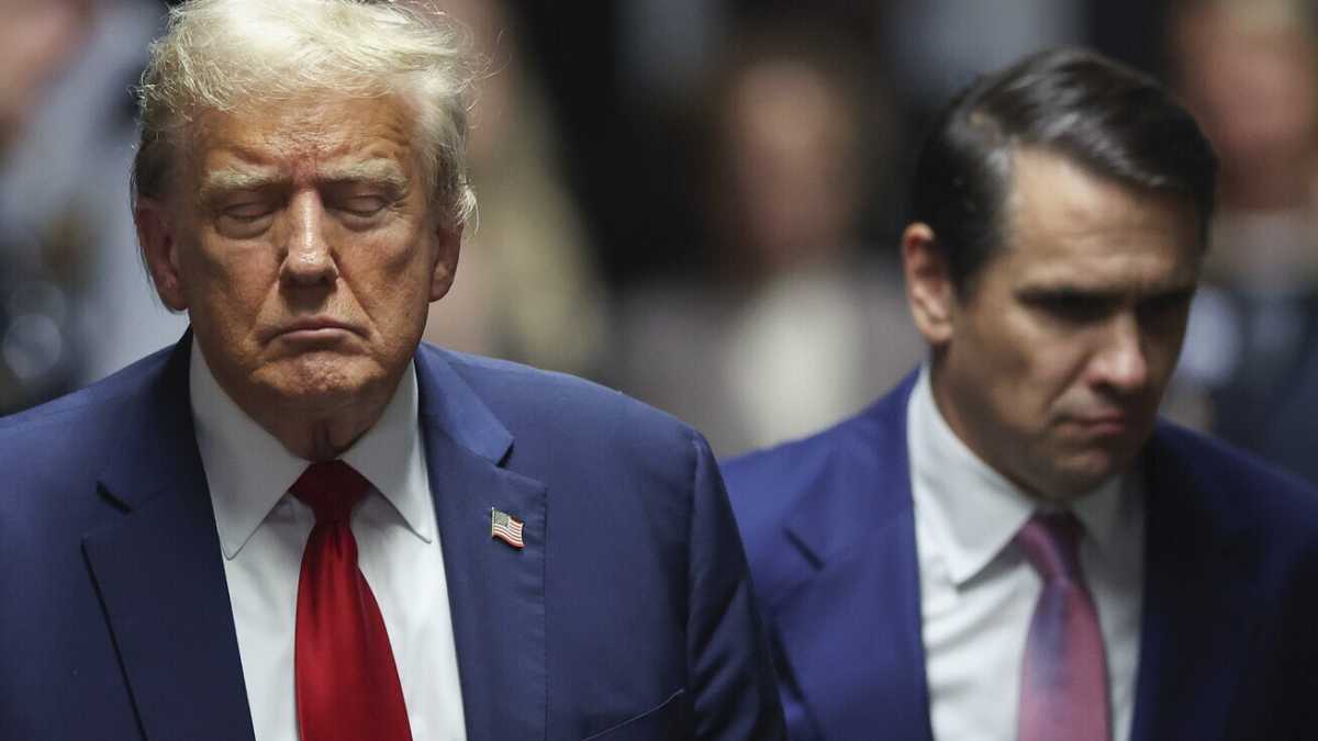 Immagine di Trump dorme in piedi e sogna la guerra “for ever”