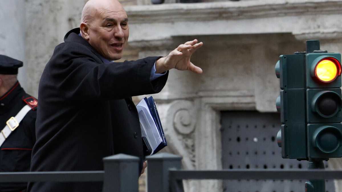 Immagine di Crosetto versione tour operator: meglio ministro che agente di viaggio