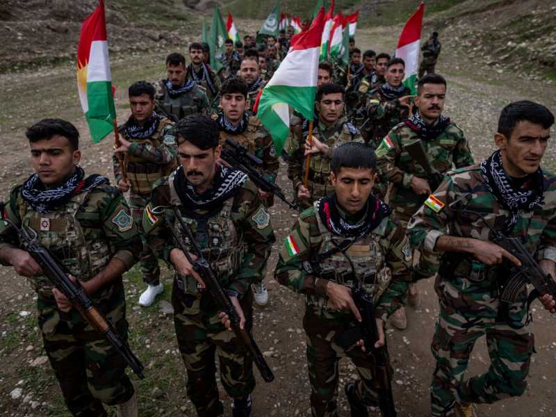 Un gruppo di peshmerga iraniani affiliati al Pak durante un addestramento (foto Getty)