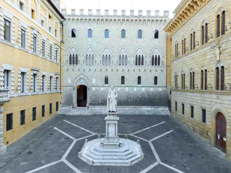 Oltre il processo a Lovaglio. Le sfide di Mps per convincere il mercato sulla partita centrale del risiko bancario
