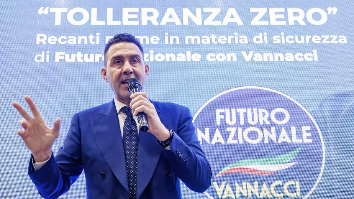 Immagine di Paracadutisti su Rogoredo e biciclette sorvegliate: il futurismo nostalgico di Vannacci