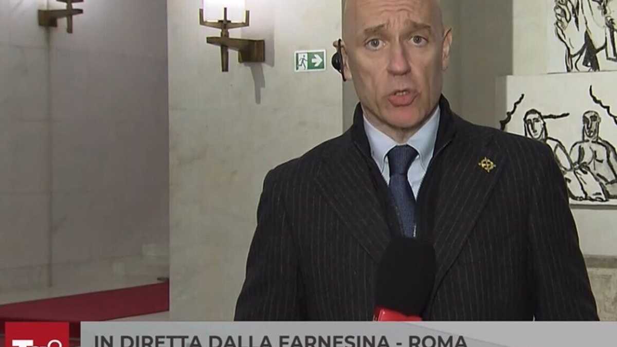 Immagine di L'attacco di Pd, Avs, M5s e Iv al giornalista del Tg2: "Indossa una croce celtica". Ma è un'onorificenza militare