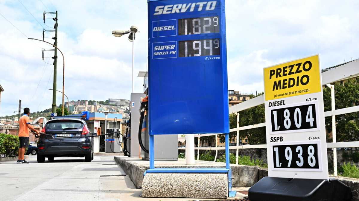 Immagine di Ancora il cartello alla pompa, no grazie