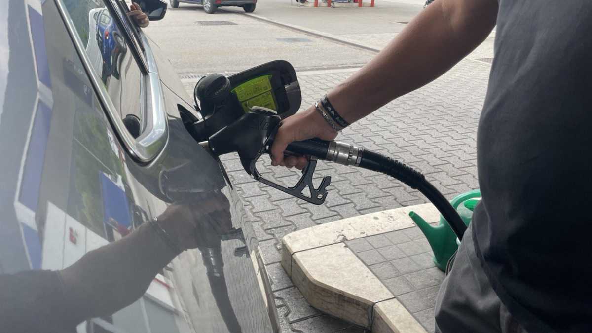 Immagine di Caro Benzina? Allora basta guerra in Iran. Il pacifismo dell'automobilista italiano