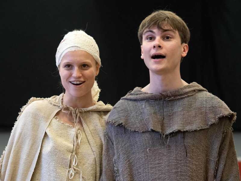 Gli attori Ksenia Borzak e Giulio Pranno&nbsp;durante le prove di Fratello Sole Sorella Luna (foto ANSA)