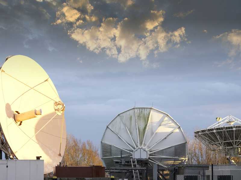 Le crisi globali e la nostra urgenza di satelliti