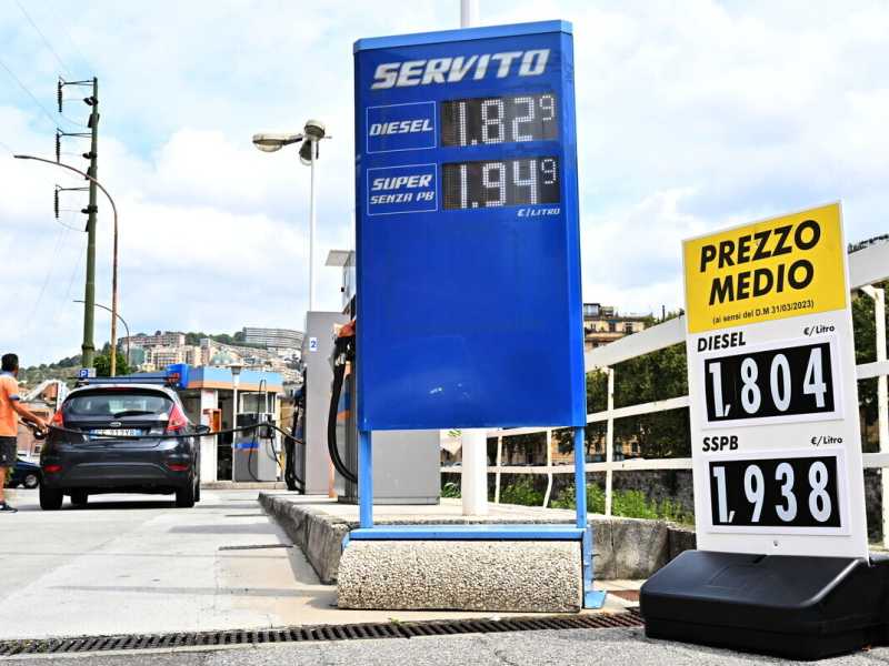 Ancora il cartello alla pompa, no grazie