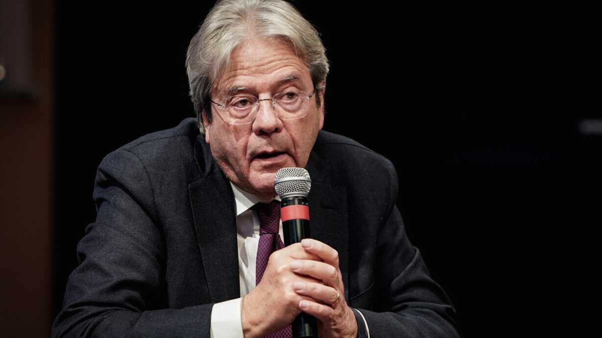Immagine di "Il no alla guerra non basta", dice Gentiloni ai pro Sanchez dem