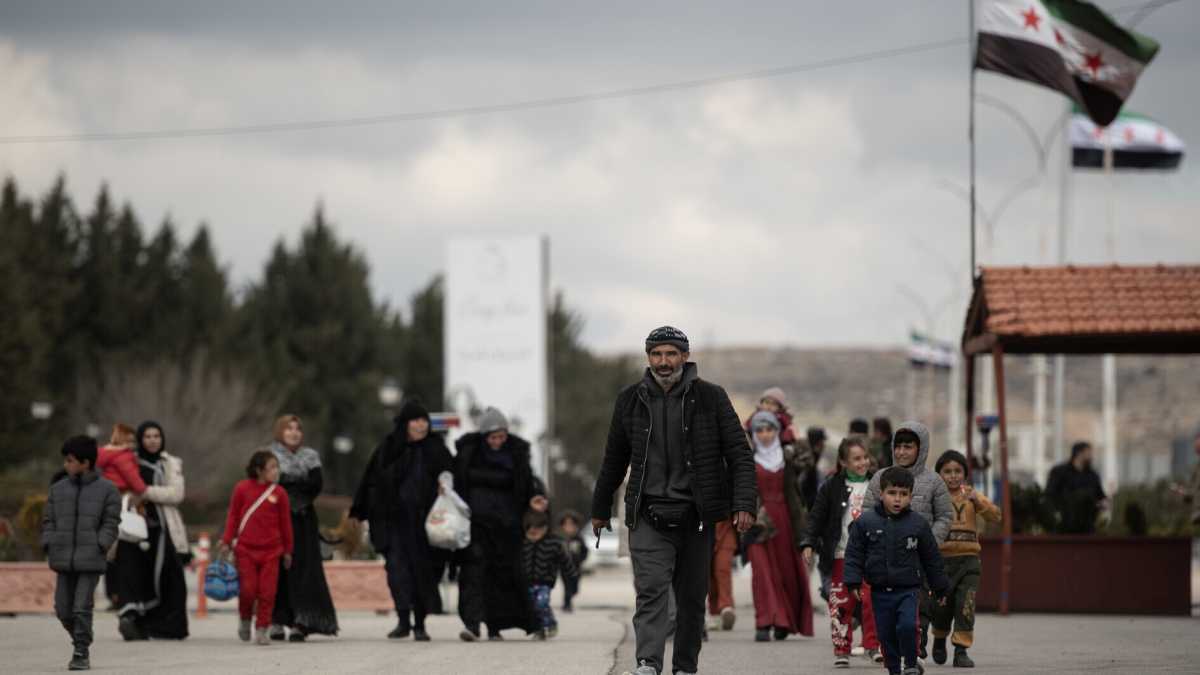 Immagine di Migliaia di persone fuggono in Siria mentre le bombe cadono sul Libano