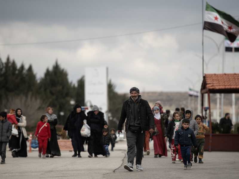 Migliaia di persone fuggono in Siria mentre le bombe cadono sul Libano