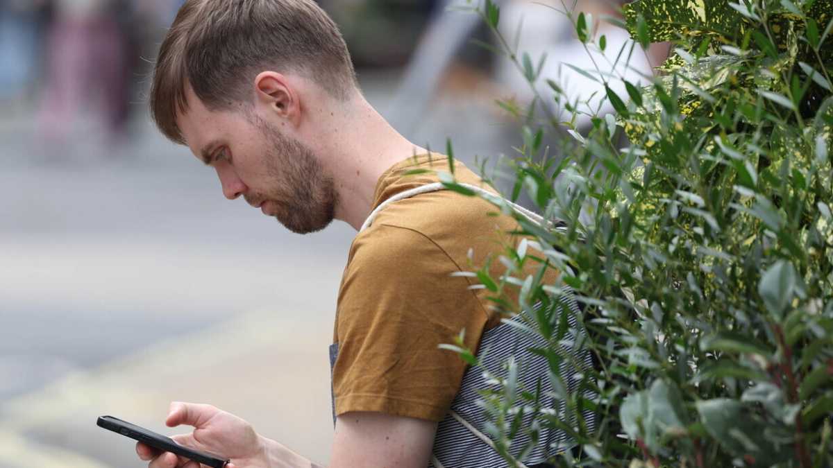 Immagine di Il panico per i giovani con gli smartphone e l’elogio funebre dei libri. Leggere o guardare