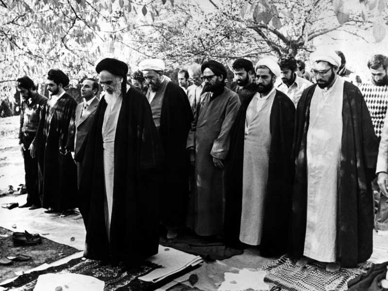 L'Ayatollah Khomeini a Neauphle-le-Ch&acirc;teau nel 1978 (foto LaPresse)<br />