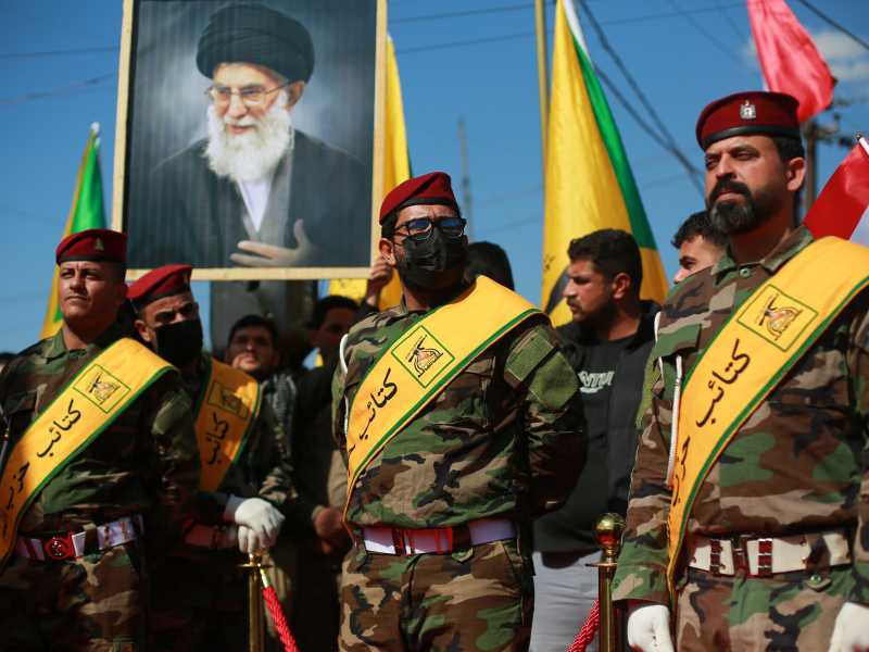  Uomini di Ktaib Hezbollah durante una manifestazione di cordoglio per la morte di Ali Khamenei a Babil, in Iraq (foto Getty)