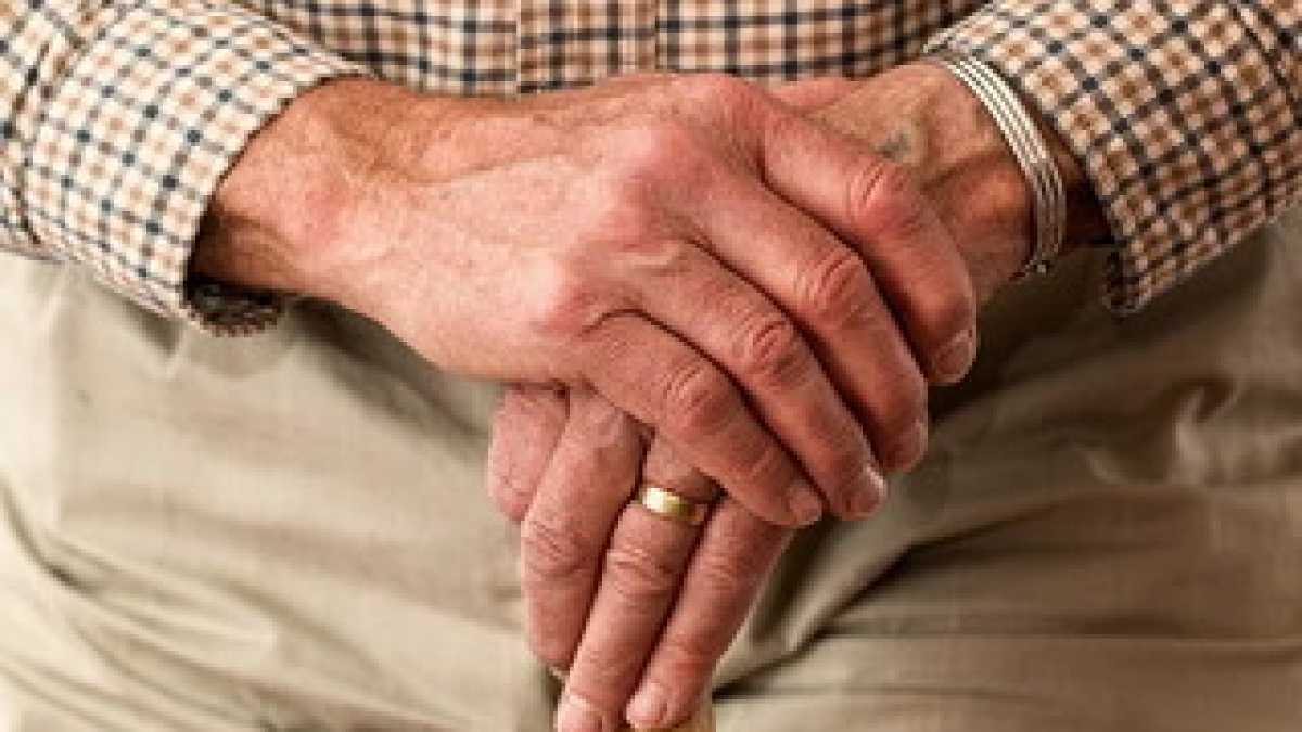 Immagine di Le lamentele di una donna anziana al Comune