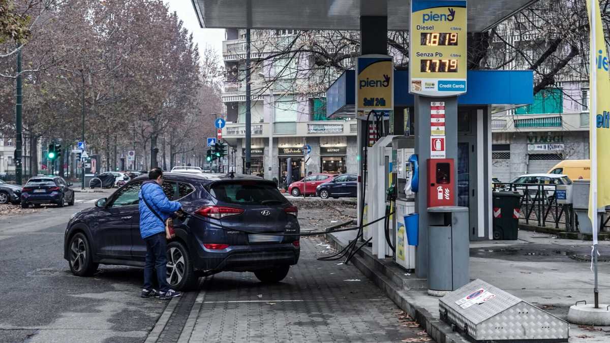 Immagine di Diesel e benzina aumentano in tutta Europa: gli interventi dei governi