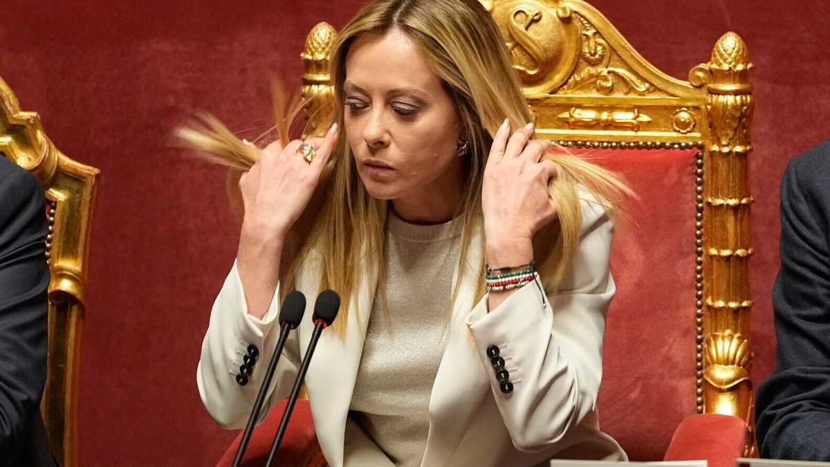 Immagine di Meloni e la malasorte: apre e (chiude) al dialogo con l'opposizione. Il governo vota parte della mozione Pd. La faglia referendum
