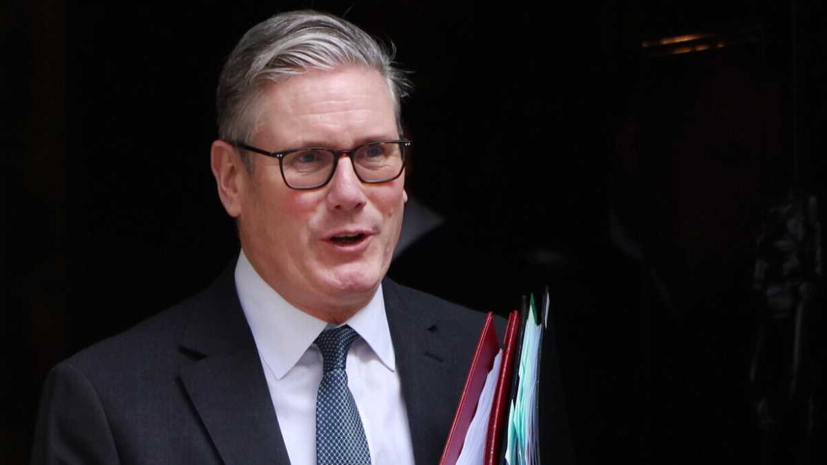 Immagine di Keir Starmer stretto tra l’errore su Mandelson e la ragionevolezza sulla crisi iraniana