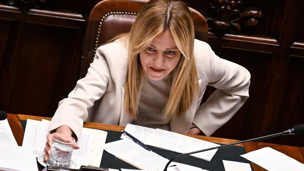 Immagine di Meloni in Aula senza soluzioni sui carburanti: servono soldi. Pichetto: “No a reazioni emotive”