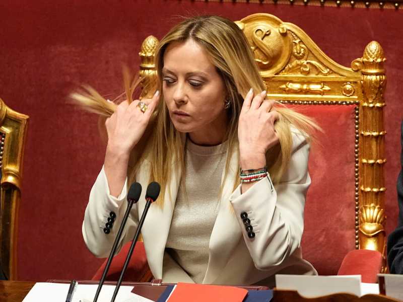 Meloni e la malasorte: apre e (chiude) al dialogo con l'opposizione. Il governo vota parte della mozione Pd. La faglia referendum
