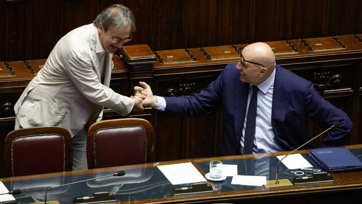 Immagine di Bonelli e Crosetto che si somigliano, si vogliono bene e non sanno tenere il telefono in tasca
