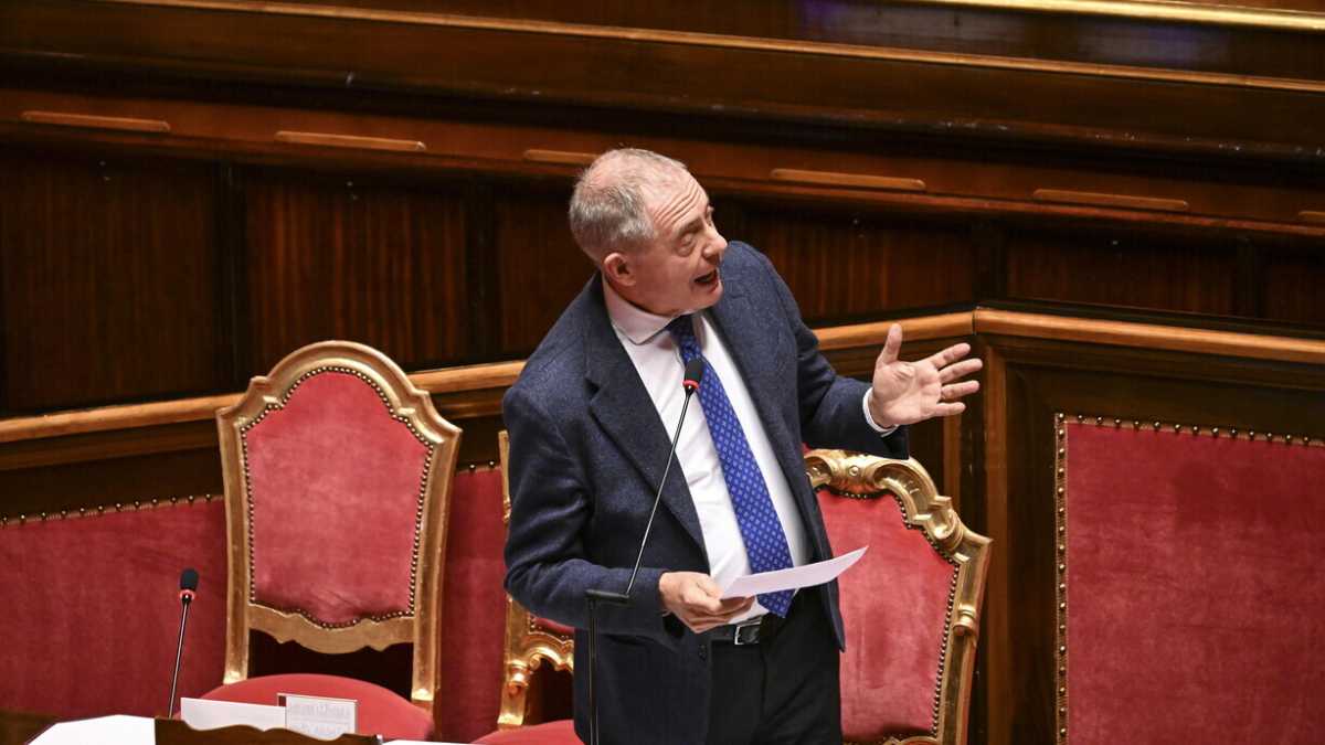 Immagine di La destra fa slittare il dl Bollette (e il taglio delle accise). Scintille Urso-Renzi