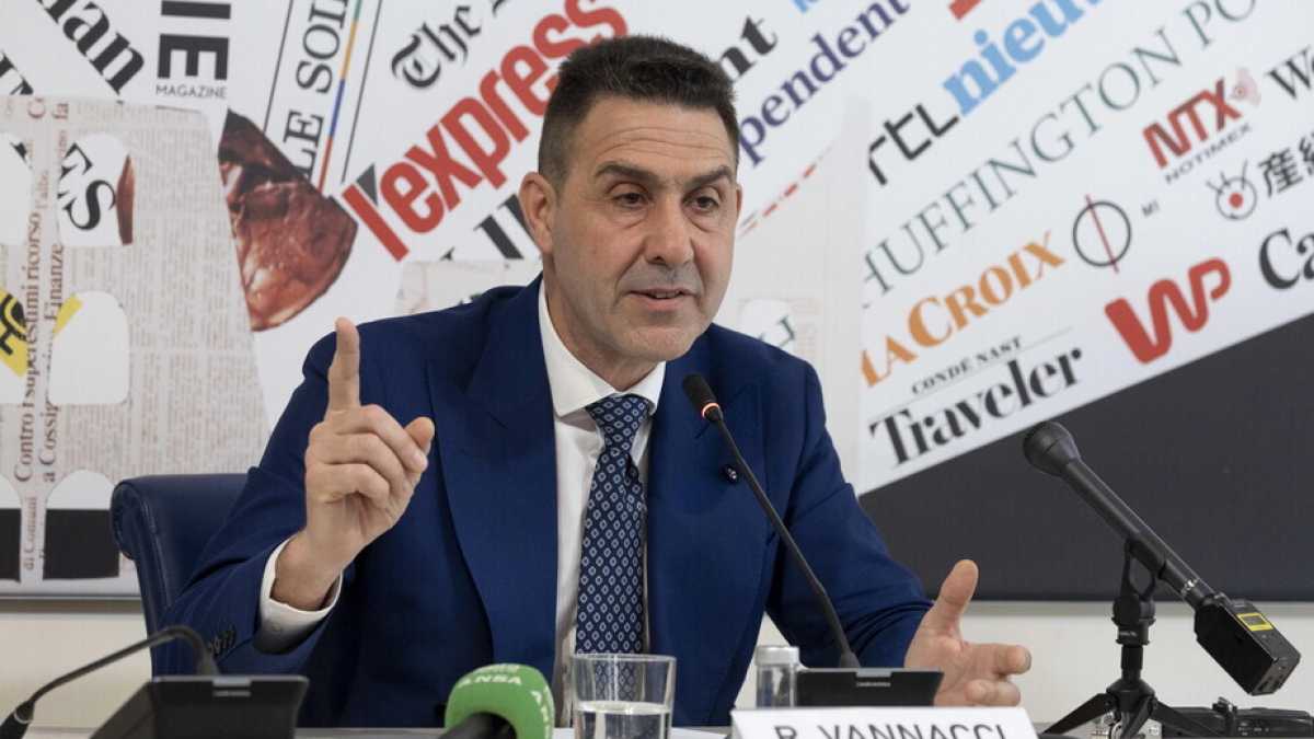 Immagine di Vannacci si rifugia in teatro. "I giornali di Angelucci mi censurano”